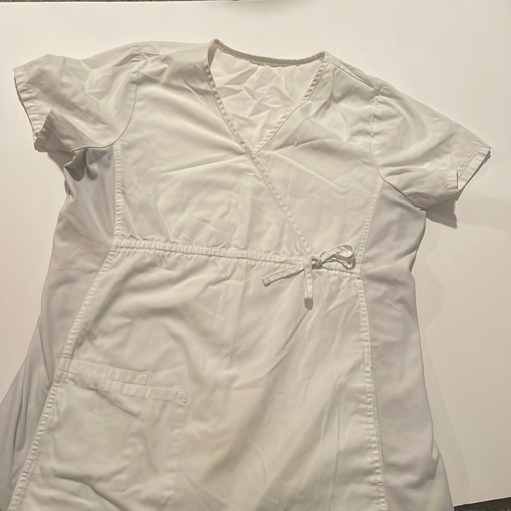 Maternity scrub top -dull white